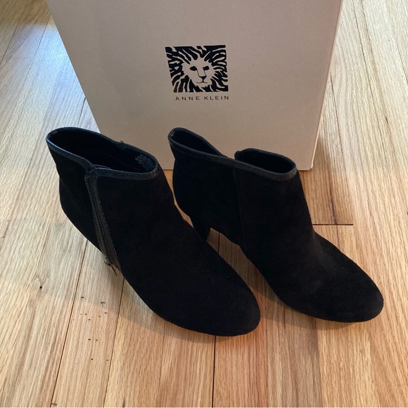 EUC Anne Klein black suede ankle boots size 9. Side zipper. - Picture 8 of 15